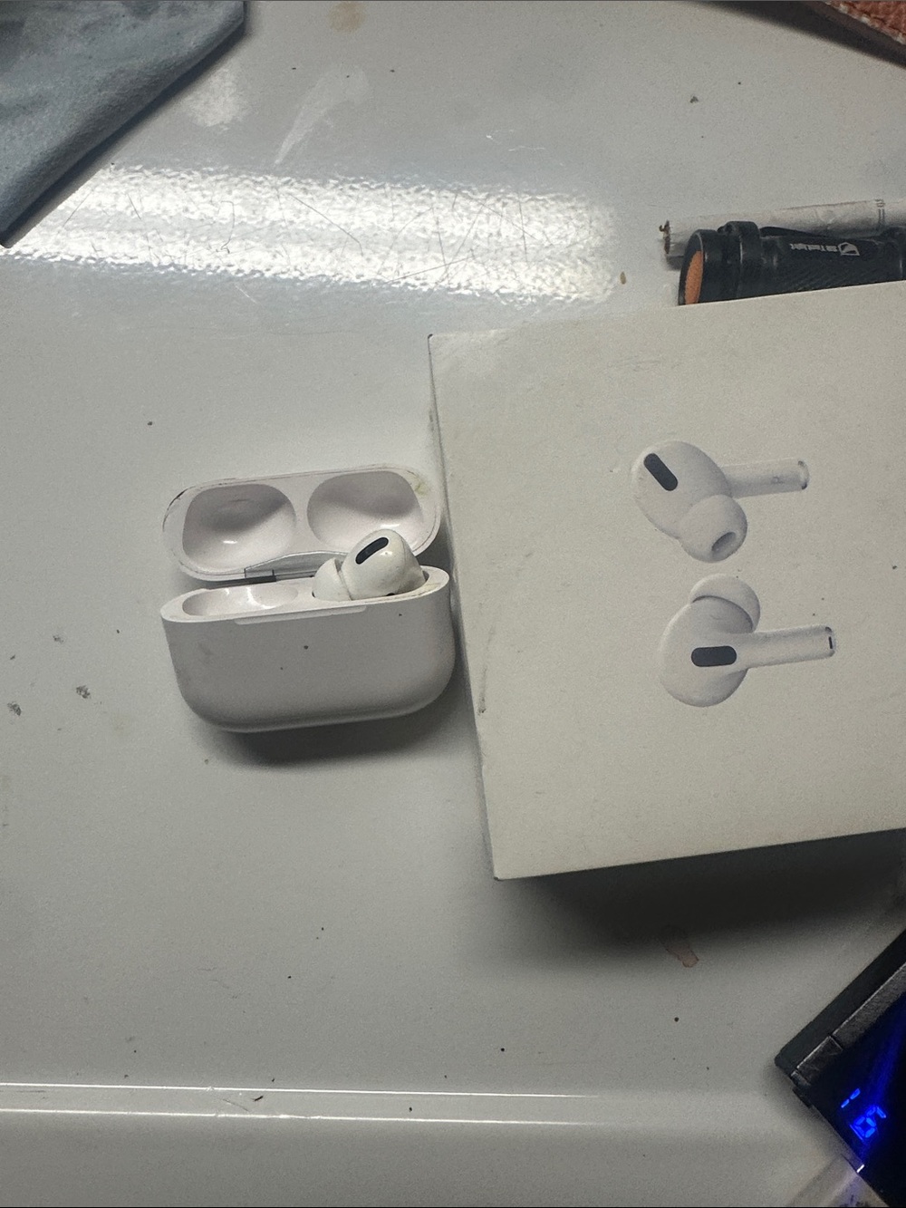 Apple White Wireless with Charging Case Pro 2 only right bud